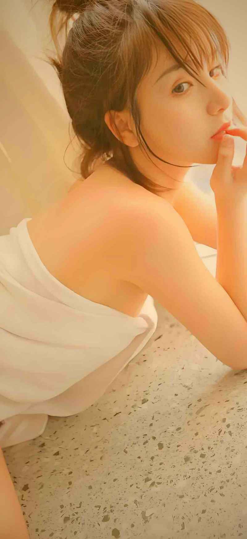 电脑屏幕上显示着角色扮演游戏的复杂角色创建界面与磁力链接列表