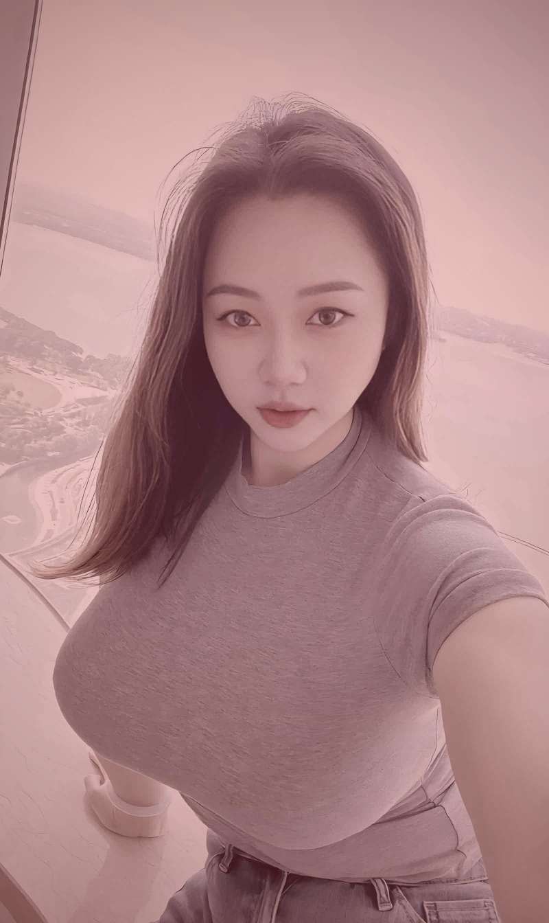 堆叠的建筑图纸与数字平板电脑同框，象征传统与现代知识载体的结合