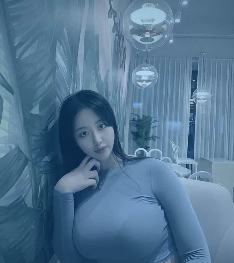 用户正在电脑前排查磁力狗搜索错误的场景