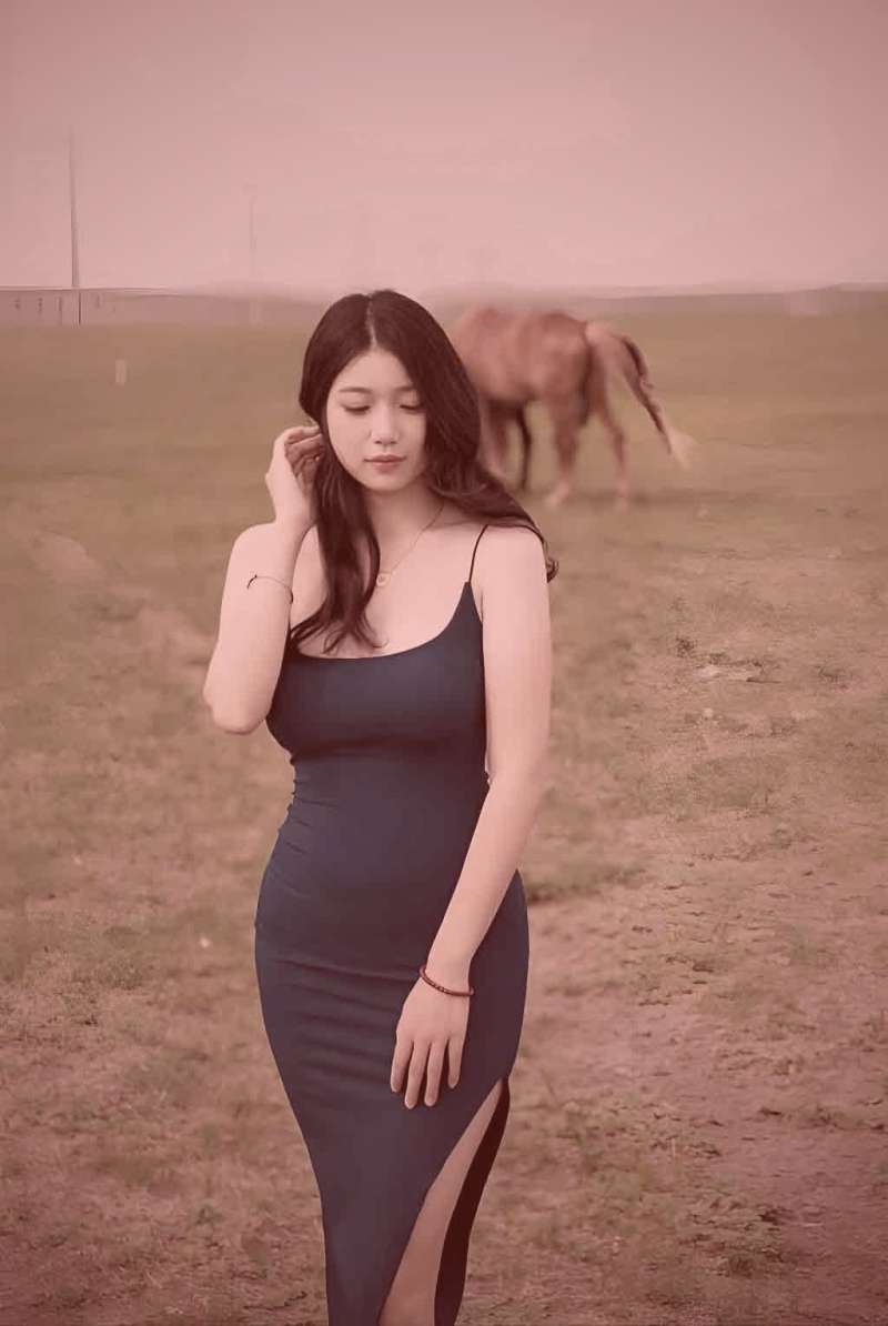 一个整洁的电脑桌面，左侧是打开的磁力链接搜索页面，右侧是正在安全扫描下载文件的杀毒软件界面