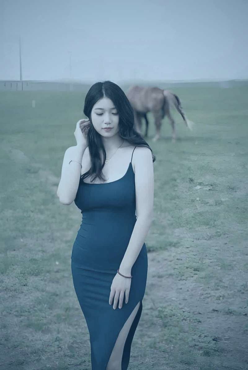 一个抽象化的拼图界面，周围漂浮着代表不同益智游戏类型的图标，如齿轮、方块、线条等
