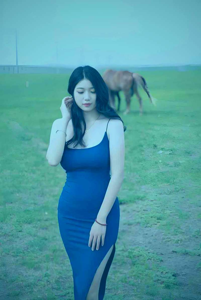 电脑屏幕上显示着多个下载任务，其中一个任务速度曲线飙高，与其他低速任务形成对比