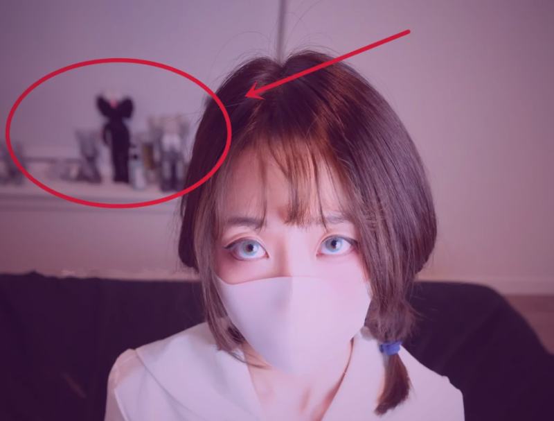 一个摆满老旧卡带、CD光盘和现代移动硬盘的书架，象征音乐载体的变迁